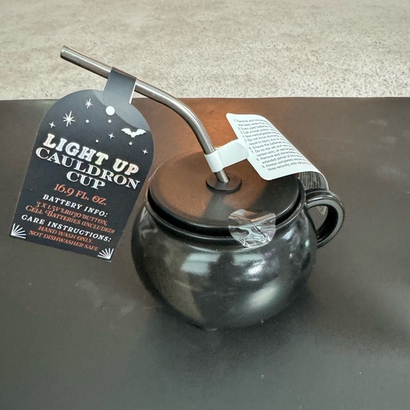 NWT Target Bullseye Set of 2 Light up Halloween Cups w/ lid & straw. - Picture 3 of 4